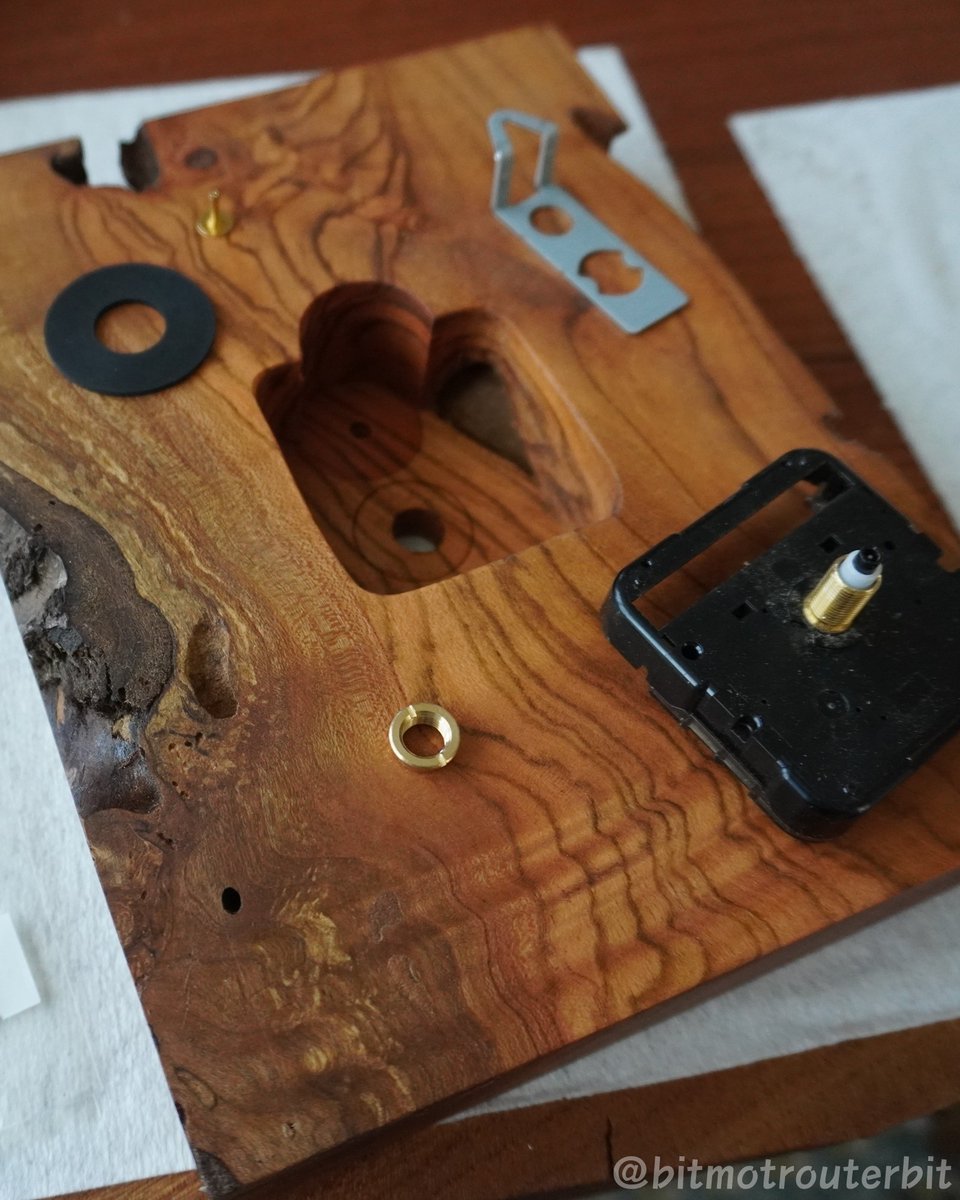 bitmotrouterbit's tweet image. 【時計を作る（その５）】
時計のパーツを組立てて完成。
普通は捨ててしまう、節や入り皮のある端材を活用しましたが、オンリーワンな魅力のある時計が完成しました。

★オフの店WebShop「時計」パーツ
off.co.jp/category/A23B5…

★BTMTトップ ベアリング・パターンビット
btmt.jp/SHOP/168814/li…