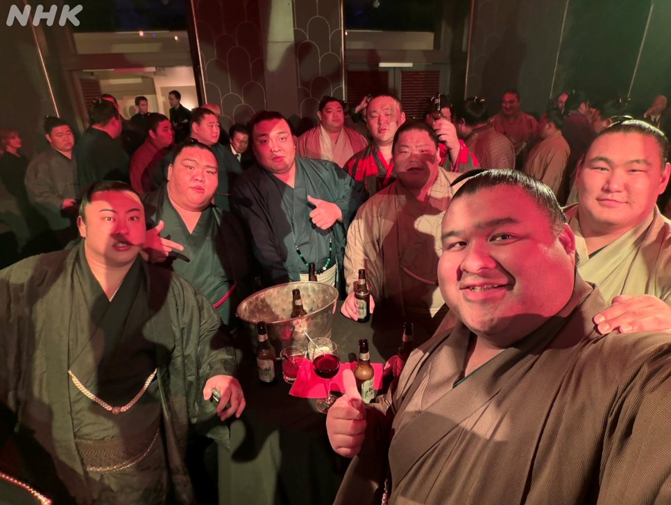 【大相撲ロンドン公演
　　　　見逃しこちらから】

副部長の赤井麻衣子です！
きょうはロンドン公演の
裏も、表もたっぷりお伝えしました🥰

土俵づくりや
熱いファンの姿...
髙安関と若元春関の
思い出写真も！📸
こちらにも載せておきます♡
見逃した方もぜひ！👇
web.nhk/tv/an/newsoon/…