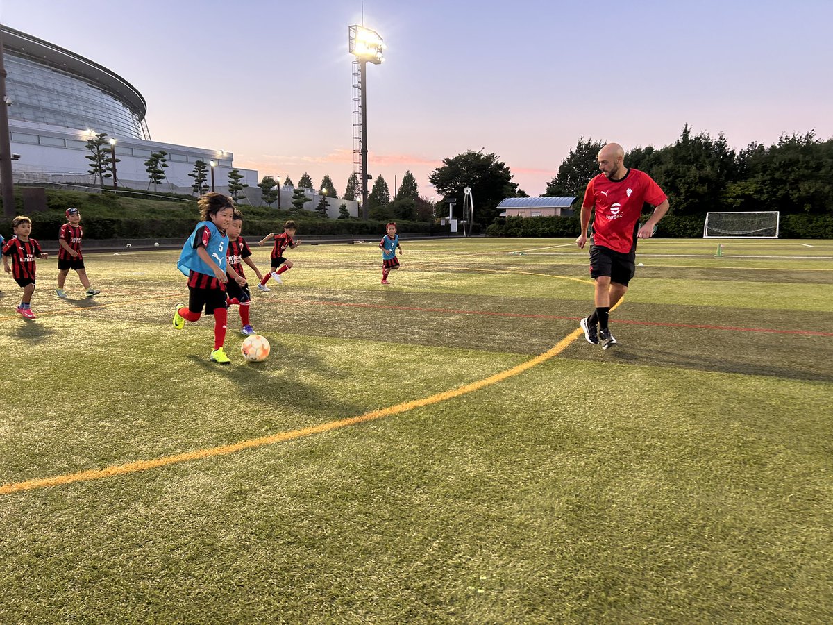 pishaaaa14's tweet image. @grok の映像生成機能、#PRTIMESカレッジ ご参加の皆様が試されていたので、少し遅いですがやってみました。

ドリブルする瞬間のキャプチャーなので
キャプテン翼っぽいフィールドが見えてくる。笑