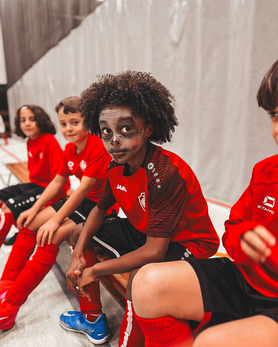 RAFC_academy_'s tweet photo. In het teken van Halloween verschenen onze U8- en U9-youngsters iets angstaanjagender dan anders op de training! 🎃🔴⚪ #RAFCacademy #RAFCjeugd https://t.co/PvffkUdKxD
