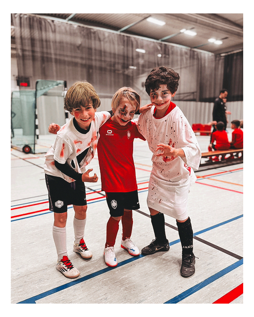 RAFC_academy_'s tweet photo. In het teken van Halloween verschenen onze U8- en U9-youngsters iets angstaanjagender dan anders op de training! 🎃🔴⚪ #RAFCacademy #RAFCjeugd https://t.co/PvffkUdKxD