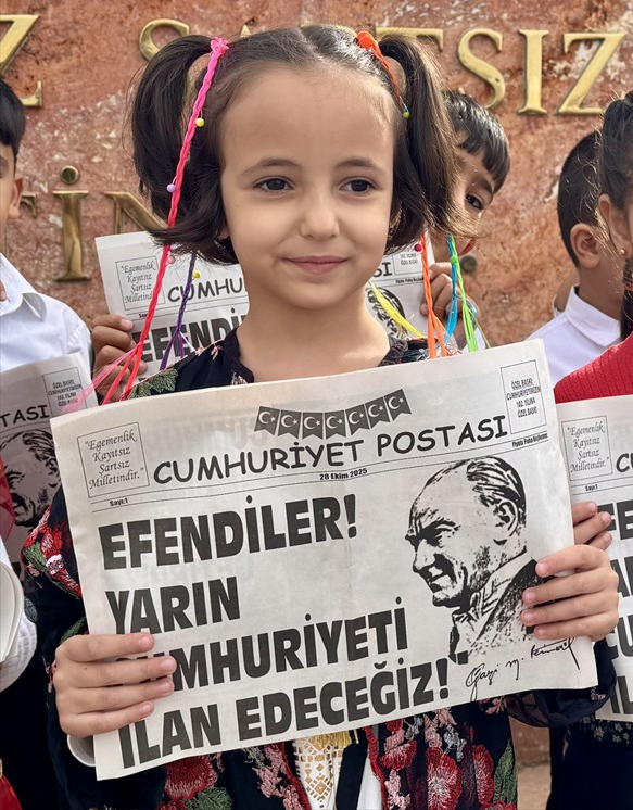 bpthaber's tweet photo. Kırşehir'de öğrenciler, Cumhuriyet'in ilanını duyurdu.

"Efendiler! yarın Cumhuriyeti ilan edeceğiz!" https://t.co/8Xz8ycfSa3