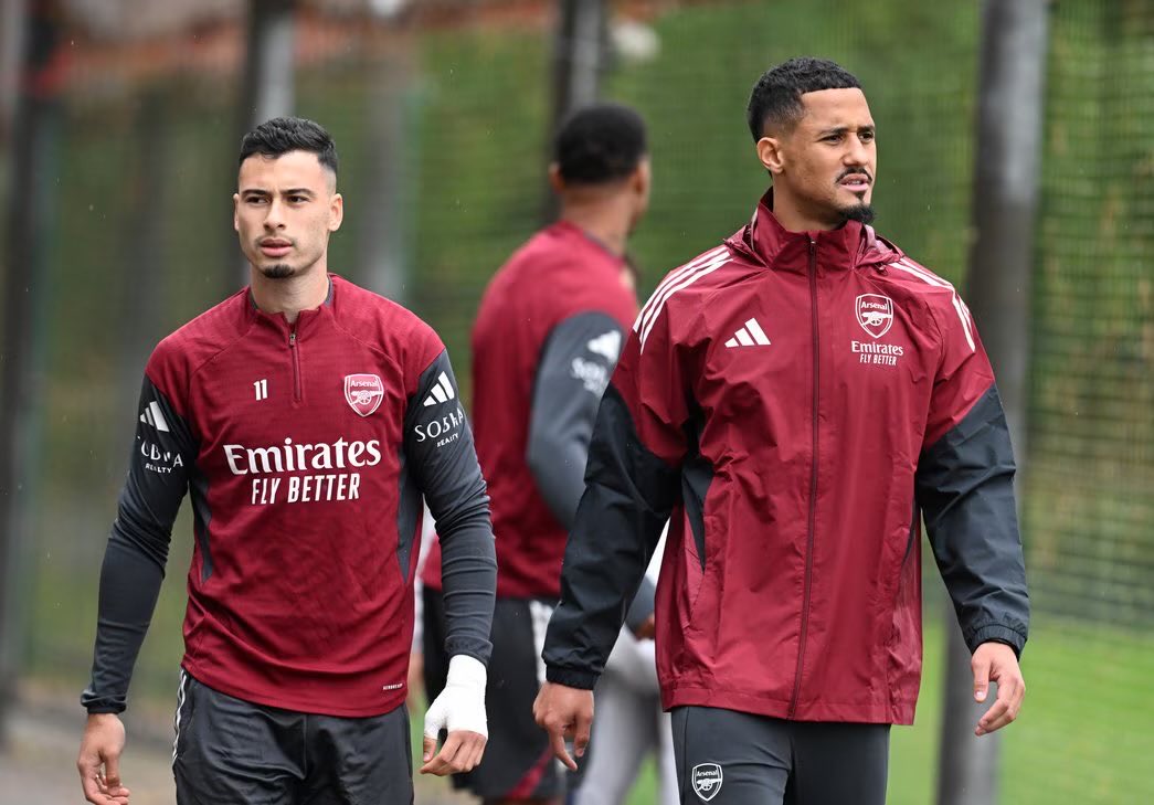 AFCTunji's tweet image. 3. The Late-Season Collapse

—Injuries to Core Players
Losing Saliba (back injury) and Tomiyasu disrupted Arsenal’s entire defensive line.

Without Saliba’s recovery pace and composure in 1v1s, Arsenal’s defensive structure became fragile — forcing them to defend deeper and…