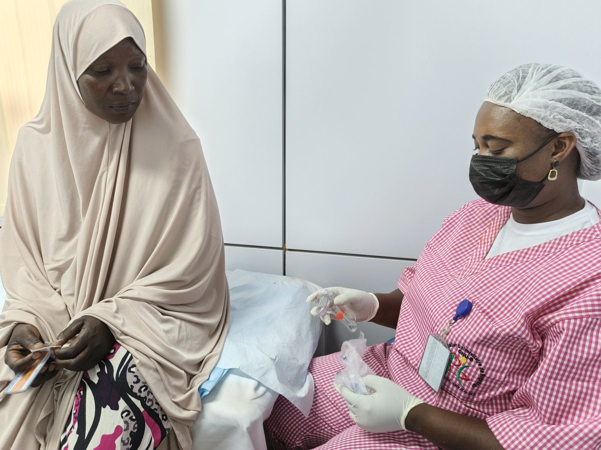 OMS_Burkina's tweet image. #OctobreRose 
«Une de nos mamans a souffert de cette maladie.Le diagnostic a été posé trop tard.  Et elle est partie, emportée par ce mal silencieux.
 J’ai peur. Mais c’est une peur qui me pousse à me faire dépister régulièrement.
J’appelle toutes les femmes à se faire dépister»