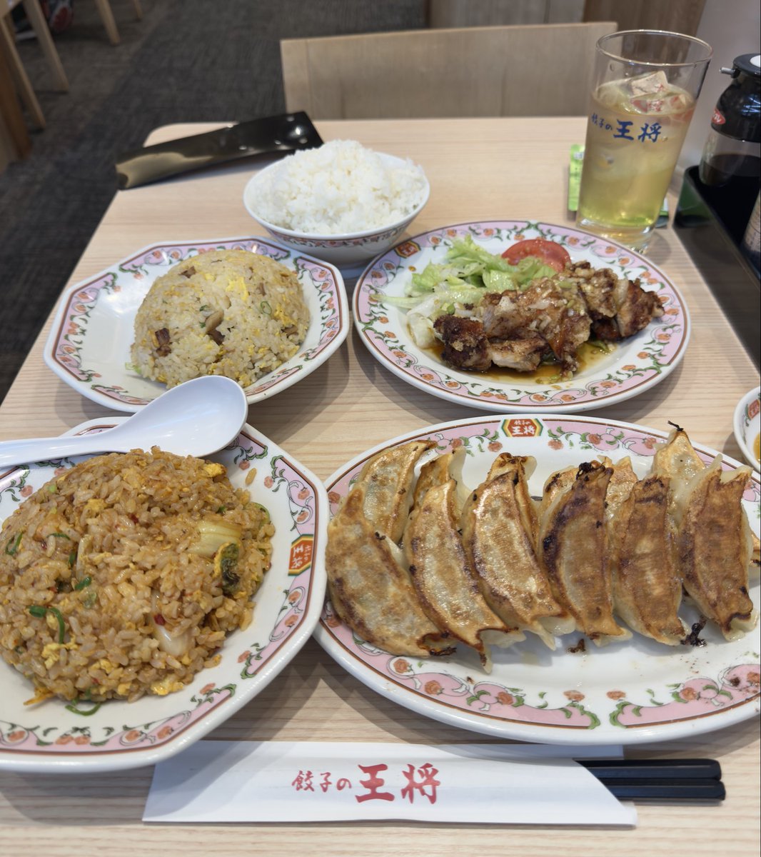 FIRE60028219's tweet image. 37歳独身男性の夕食は

餃子の王将で爆食です🥲🍚✨
（税込3,465円）