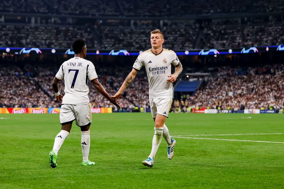 _BeFootball's tweet photo. 🚨 𝗧𝗢𝗡𝗜 𝗞𝗥𝗢𝗢𝗦 🇩🇪 𝗠𝗢𝗡𝗧𝗘 𝗔𝗨 𝗖𝗥𝗘́𝗡𝗘𝗔𝗨 𝗣𝗢𝗨𝗥 𝗩𝗜𝗡𝗜𝗖𝗜𝗨𝗦 🇧🇷 ! 🤝💥
Après la réaction du Brésilien lors de sa sortie face au Barça, l'ancien milieu du Real a tenu à 𝗰𝗮𝗹𝗺𝗲𝗿 𝗹𝗲 𝗷𝗲𝘂 :

🗣️ « Quand tu fais un match exceptionnel, surtout dans une telle rencontre, 𝘁𝘂 𝗻𝗲 𝗽𝗲𝘂𝘅 𝗽𝗮𝘀 𝗲̂𝘁𝗿𝗲 𝘀𝗮𝘁𝗶𝘀𝗳𝗮𝗶𝘁. Moi non plus, je n’ai jamais aimé être remplacé. […]

Mais jouer un tel match est 𝘂𝗻𝗲 𝗲𝘅𝗽𝗲́𝗿𝗶𝗲𝗻𝗰𝗲 𝗲́𝗺𝗼𝘁𝗶𝗼𝗻𝗻𝗲𝗹𝗹𝗲 𝗳𝗼𝗿𝘁𝗲. Il ne faut pas tout prendre au sérieux, les entraîneurs le savent, surtout ceux qui ont été joueurs. »

(@diarioas)