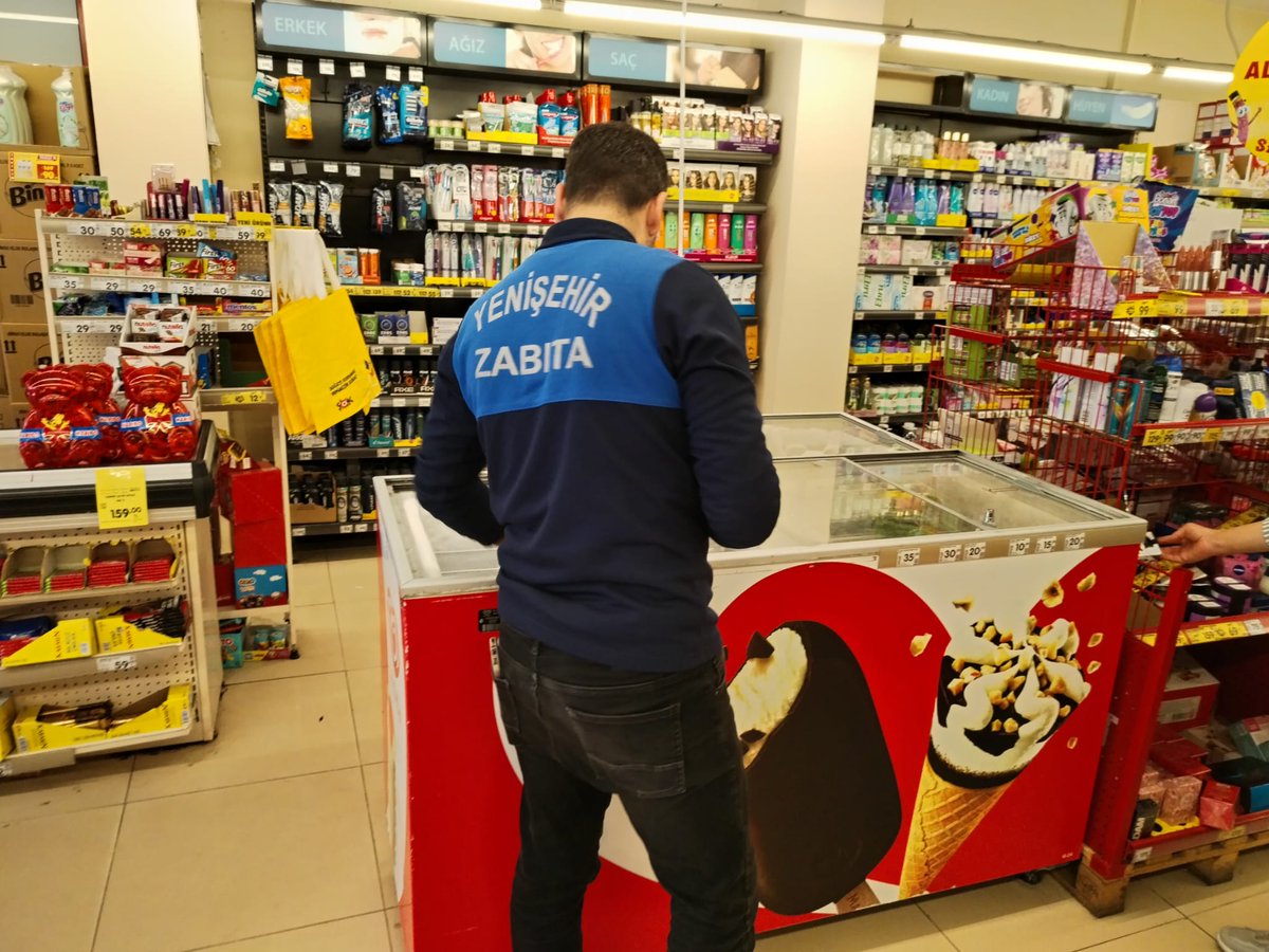 Üçkuyu Salı Semt Pazarı ve Marketlerde Denetim Yapıldı

📍Üçkuyu Mahallesi'nde Salı günü kurulan semt pazarı ile ilçemizdeki marketlerde denetimler gerçekleştirildi. 
📍Zabıta ekiplermiz, ürünlerin hijyen, son kullanma tarihi ve fiyat etiketi kontrollerini titizlikle yaptı.