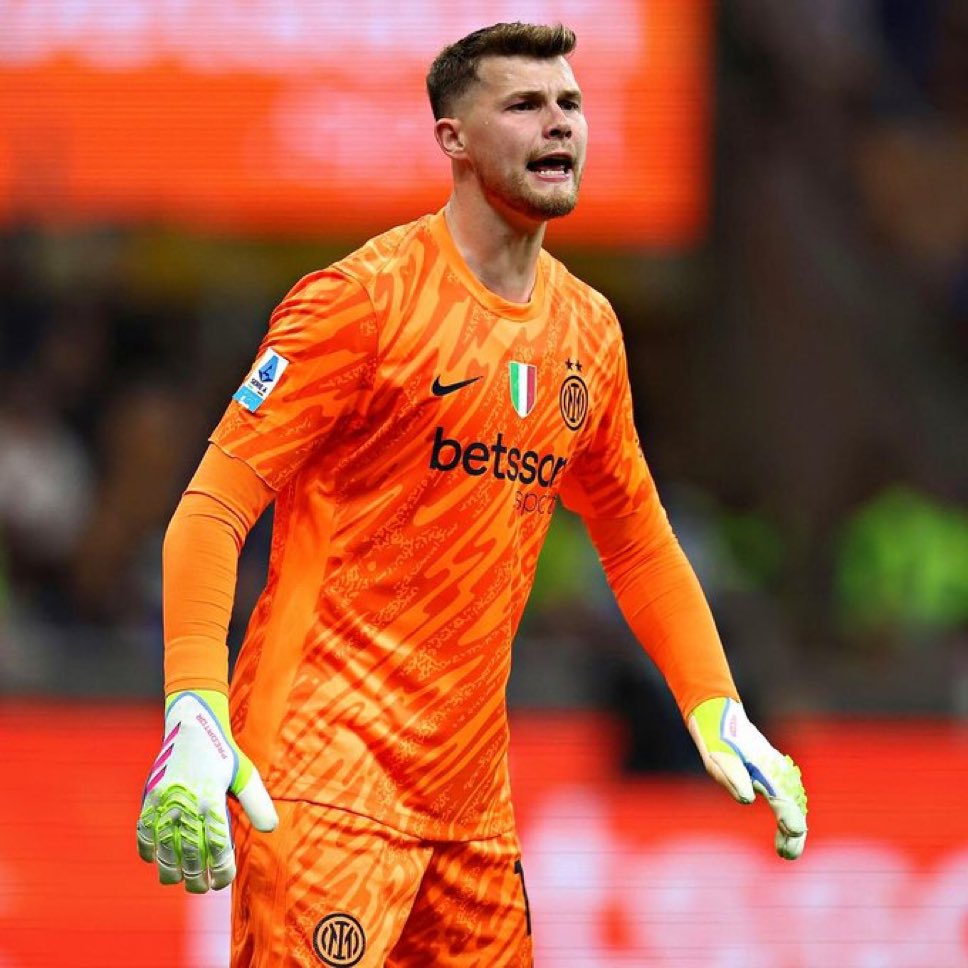 لاريبوبليكا 🚨

"الحارس الثاني لإنتر جوسيب مارتينيز يصدم بسيارته رجلاً مسنًا على كرسي متحرك ويتسبب بوفاته. 😢
المأساة وقعت عند الساعة 9/30 صباحًا في أبيانو جنتيلي (مقر تدريبات إنتر).
جهود الإنقاذ لم تفلح في إنقاذ الرجل المسن، الذي يُعتقد أنه ربما تعرض لوعكة صحية أدت إلى انحرافه