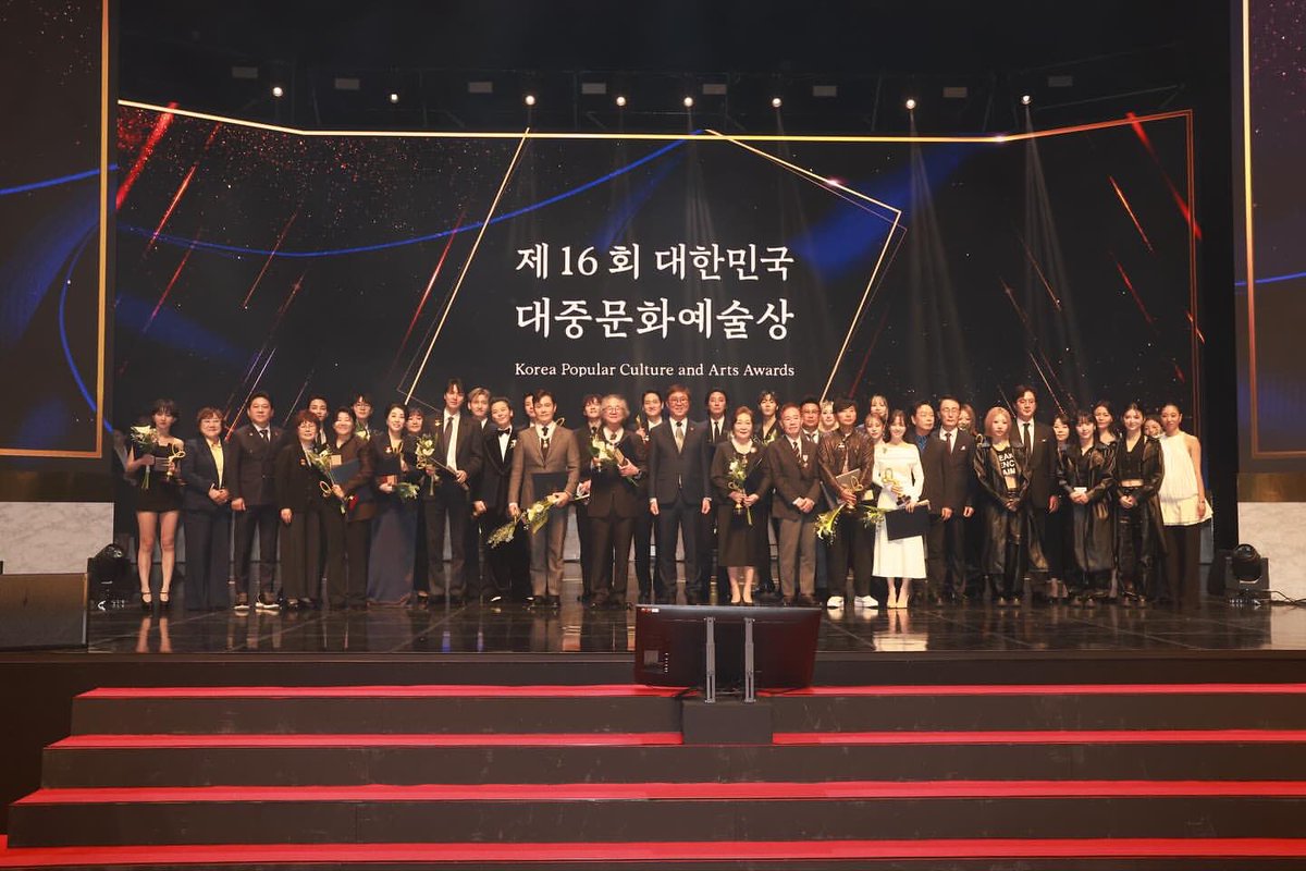 k_culture_awards IG
〖 제16회 대한민국 대중문화예술상 〗
대한민국 대중문화예술인들의 사회적 위상을 높이고
그들의 노력과 성과를 격려하는
제16회 대한민국 대중문화예술상
시상식 현장 포착 ✨
#LeeMinHo #イミンホ #이민호
#대중문화예술상 #kdrama #korea