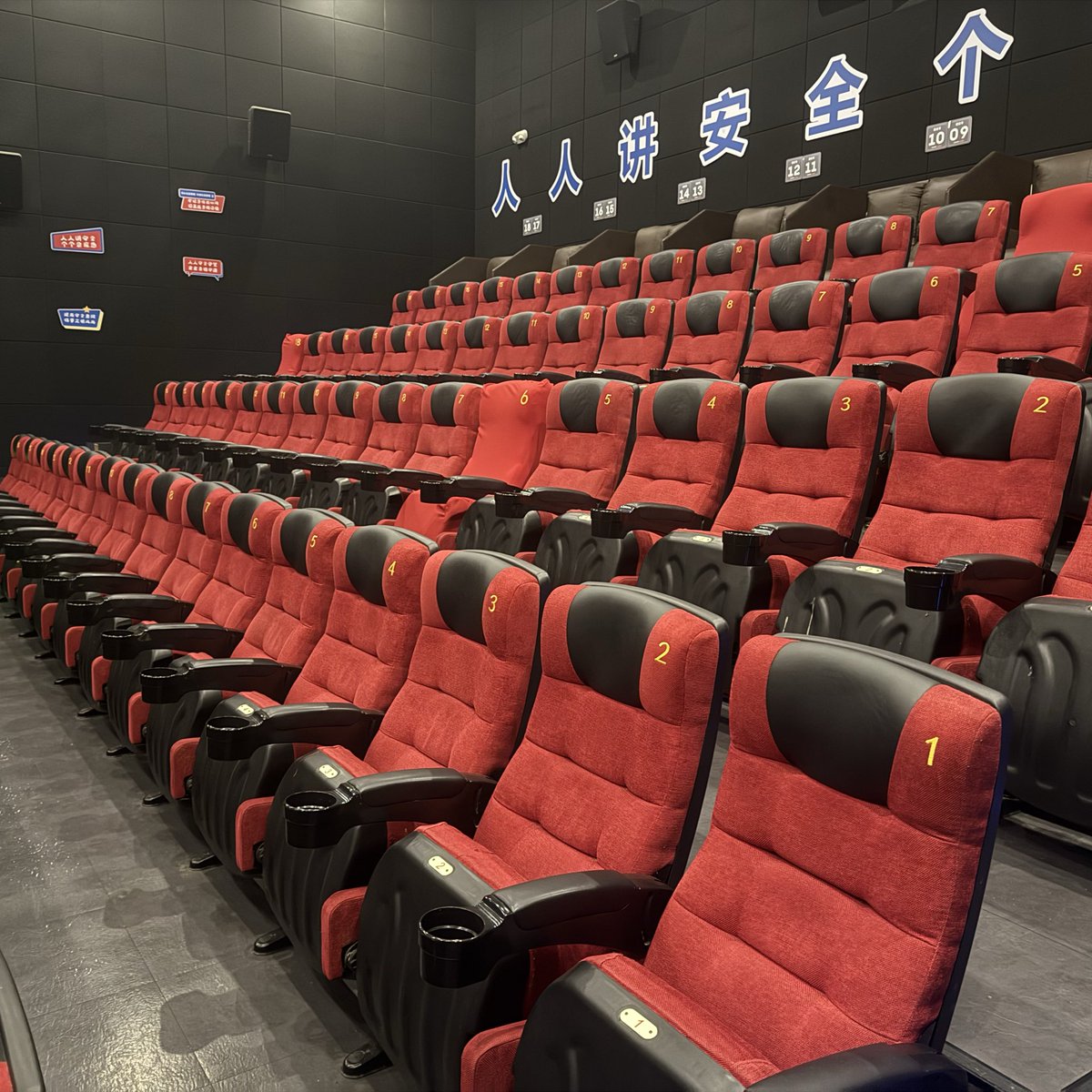 lain0v0's tweet image. 吃kfc的时候刷手机偶然刷到竟然有miku的电影，临时决定直接去附近的影院看。

遥想上一次去看的电影还是2023年的铃芽户缔，一样的是，整场电影依然只有我一个人，独享整个大屏幕。

电影剧情非常老套，大部分时间特别无聊，但最后又非常治愈，至少治愈了我，我很满意😀。