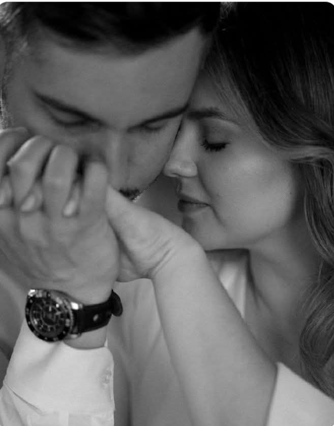 أشتهي أن أمتزج بك ومنكِ
حتي وإن ضاعت نبضاتي
فقلبي ينبض منك عن طريق أنفاسك

#𝐑𝔬𝔰𝖾𝕚𝕥𝐚