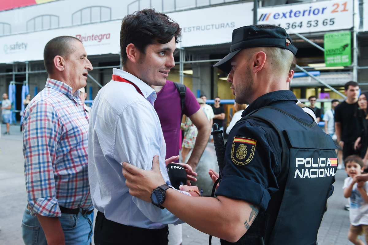 La Universidad de La Laguna le cierra la puerta al "condenas",para proteger la actividad académica e investigadora... hay que cerrarle todas las puertas a este provocador... ahora veremos si la policía actúa impidiendo el acto fascista que pretenden o continuan dándole cancha
