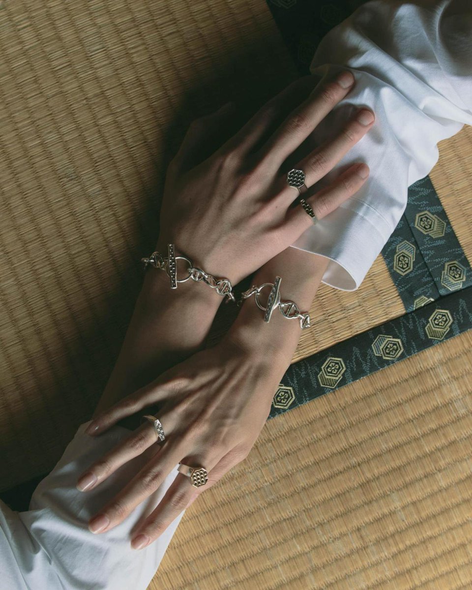 fashionsnap's tweet photo. 「エルメス」などのヴィンテージジュエリーを取り扱う「ラ グラス ヴィンテージ（LA GRÂCE VINTAGE）」が、日本の美意識とクラフトマンシップから着想したファインジュエリーブランド「ケッサク」を立ち上げた。10月31日から11月7日までオンライン受注会も開催する。
https://t.co/LXHubWrUV0 https://t.co/fIupy42qY9