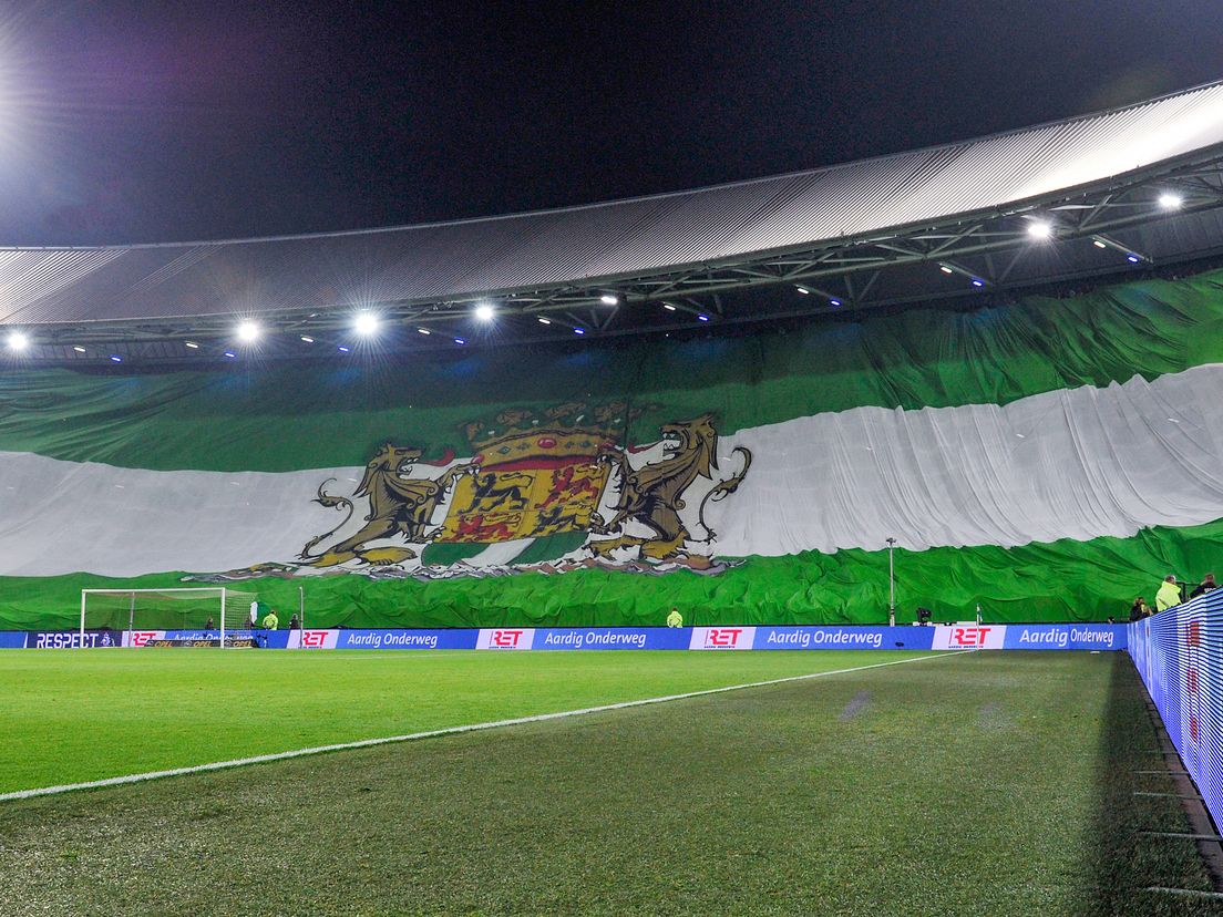 Exact tien jaar geleden. We zouden volgens sceptici en óók volgens sommige journalisten nóóit meer Champions League spelen of kampioen worden. Dit immense handgemaakte doek staat symbool voor mijn trots. Feyenoord Rotterdam. Sterker door strijd. #Feyenoord