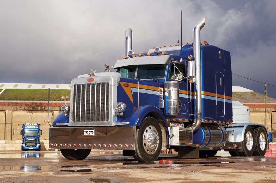 Comm_Motor's tweet image. In the latest issue CM, we meet sell-confessed wagon geek&apos; Paul Fox, who explains how Fox Group&apos;s mixed feet of Volves, DAFs and Scanias handles the wide variety of operations the company carries out on a daily basis. 

Issue on sale or download 👉🏻 commercialmotor.com/digital-edition