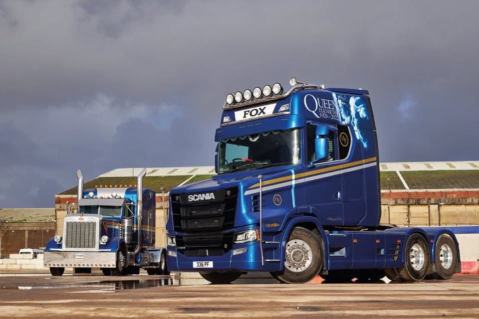 Comm_Motor's tweet image. In the latest issue CM, we meet sell-confessed wagon geek&apos; Paul Fox, who explains how Fox Group&apos;s mixed feet of Volves, DAFs and Scanias handles the wide variety of operations the company carries out on a daily basis. 

Issue on sale or download 👉🏻 commercialmotor.com/digital-edition