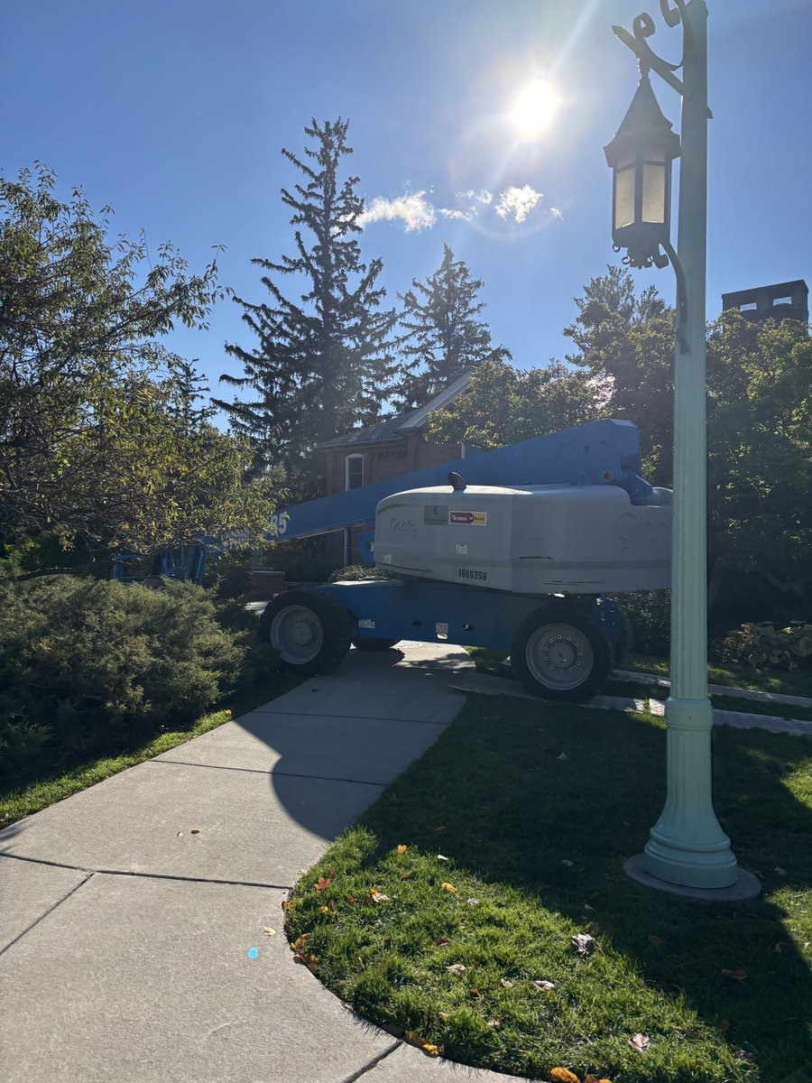 regierocket69's tweet image. Brain Kelly spotted in east Lansing at the presidents house. Good to see he’s going back to his Michigan roots. #gogreen