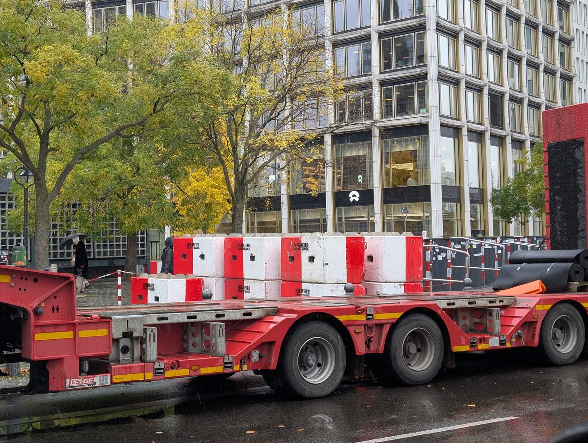 Die Stadt Berlin bereitet am Breitscheidplatz das weihnachtliche Stadtbild vor. Hat aber natürlich nichts mit Migration zu tun.