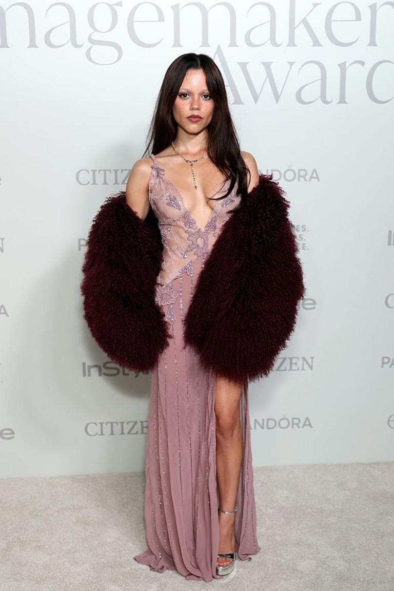 RevistaEliteqr's tweet image. Durante los Premios Imagemaker de InStyle 2025 en Los Ángeles, la actriz Jenna Ortega deslumbró con un look romántico y gótico que reafirma su lugar como ícono de moda y talento de su generación. 🎬🌹

#InStyleAwards #Moda2025 #HollywoodGlam #RedCarpet 

revistaelitemx.com/jenna-ortega-d…