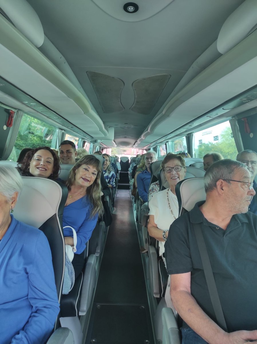 🎤 ¡Mañana muy entretenida en el show de Bertín con nuestros vecinos del Distrito Cerro-Amate!
Una jornada en la que hemos disfrutado, reído y compartido muy buenos momentos 👏✨
Su emisión será el próximo 21 de noviembre ✨
<a href="/elshowdebertin/">El Show de Bertín</a>