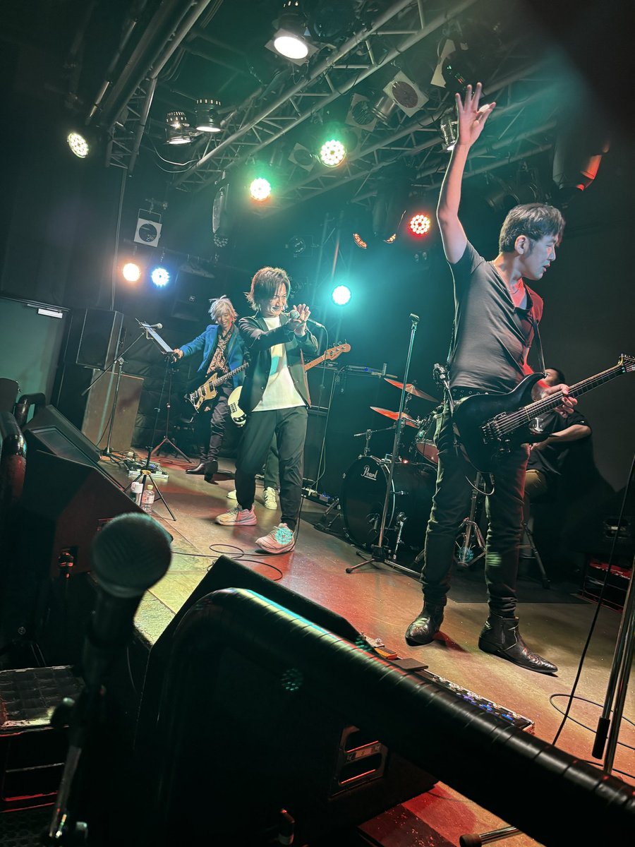 歩こうと思ったけれど結局タクスィ。
声が全く出ないので筆談…。