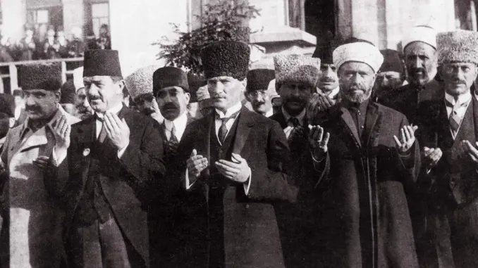 Env1d2er's tweet photo. Sahi Cumhuriyet Kaç Yaşında?

"Cumhuriyet" ne demek?

"Hakimiyetin kayıtsız şartsız milletin olduğu" yönetim biçimi demek...

Türkiye'de "hakimiyetin kayıtsız şartsız milletin olduğu" ne zaman ilan edildi?

20 Ocak 1921'de... Teşkilat-ı Esasiye anayasasısının TBMM'de kabul edildiği gün...

Yani anayasal olarak Cumhuriyetin kuruluşu bu tarihtir.

29 Ekim'de ne oldu...

Bu anlayışı kavramlaştırdık. Bu anlayışın adı "cumhuriyettir" dedik. Fiili bir duruma "ad" verdik.

O yüzden Cumhuriyet 29 Ekim 1923'te kuruldu demek bir çocuğun "insan" kelimesini söyleyebildiği gün insan olduğunu iddia etmek gibi bir şeydir.

Cumhuriyetin hukuki olarak kuruluşu 20 Ocak 1921,

Cumhuriyetin ad günü 29 Ekim 1923'tür.

Cumhuriyet 104 yaşında....

Kutlu olsun.

#Tarih #Türkiye #Cumhuriyet #Anayasa #29Ekim