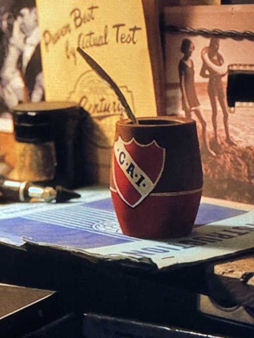 El detalle del mate de #Independiente en la nueva serie "IT: Welcome to Derry" que se estrenó en HBO Max, me parece sutilmente espectacular.

Otra vez, Andy Muschietti, muestra su fanatismo por el Rojo de Avellaneda como lo hizo en la película del payaso y también en Flash.