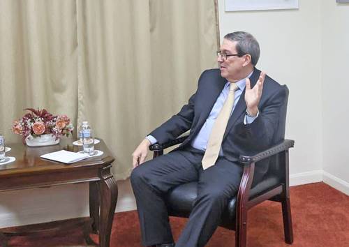 Cancillería de Cuba (@cubaminrex) on Twitter photo El canciller <a href="/BrunoRguezP/">Bruno Rodríguez P</a> ofreció entrevista a <a href="/lajornadaonline/">La Jornada</a>, previo a las jornadas de debate y votación en <a href="/ONU_es/">Naciones Unidas</a> 🇺🇳.
"El Voto en la ONU contra bloqueo de EU será un contundente triunfo de Cuba 🇨🇺", afirmó.
Lea íntegra la entrevista en:
cubaminrex.cu/es/voto-en-la-… El canciller <a href="/BrunoRguezP/">Bruno Rodríguez P</a> ofreció entrevista a <a href="/lajornadaonline/">La Jornada</a>, previo a las jornadas de debate y votación en <a href="/ONU_es/">Naciones Unidas</a> 🇺🇳.
"El Voto en la ONU contra bloqueo de EU será un contundente triunfo de Cuba 🇨🇺", afirmó.
Lea íntegra la entrevista en:
cubaminrex.cu/es/voto-en-la-…