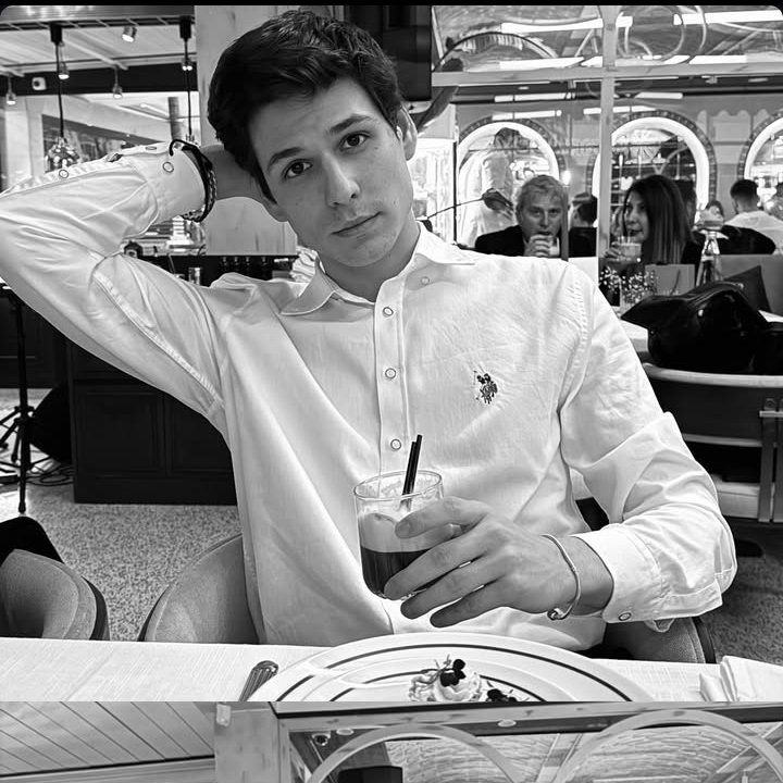 x.com/suburcuetkinli…

Tamam belki yaşları arasında farkı bilmiyorum📌 ama yakışmıyorlarmı? Neden kendinden 10_20 yaş büyük biriyle partner olmalı bu kız? 
Yaşı yaşına , boyu boyuna , o kadar çok oyuncu varki..
(Benim fikrim)
#SuBurcuYazgıCoşkun