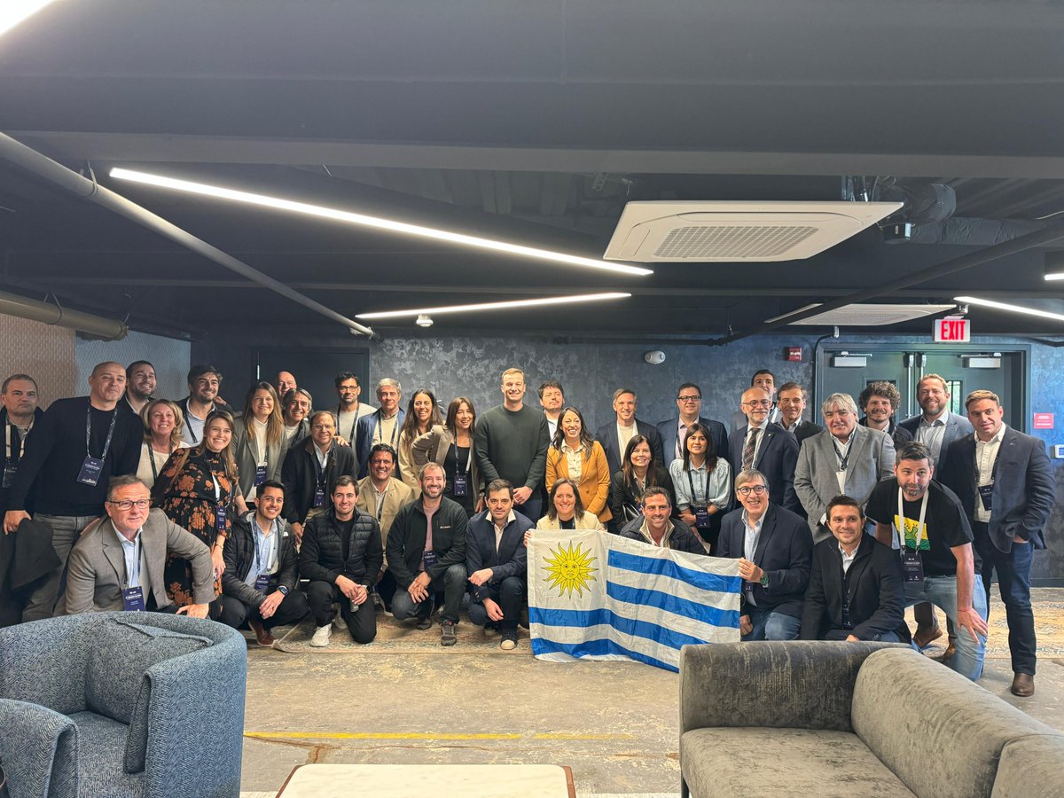 MIEM_Uruguay's tweet image. La ministra @FcardonaUy encabeza una delegación integrada por más de 30 empresas de @CutiUy y autoridades que visita Washington, EE. UU. 
Recorrieron @StationDC_HQ, un centro de innovación y networking para líderes del sector, inversionistas y responsables de políticas públicas.