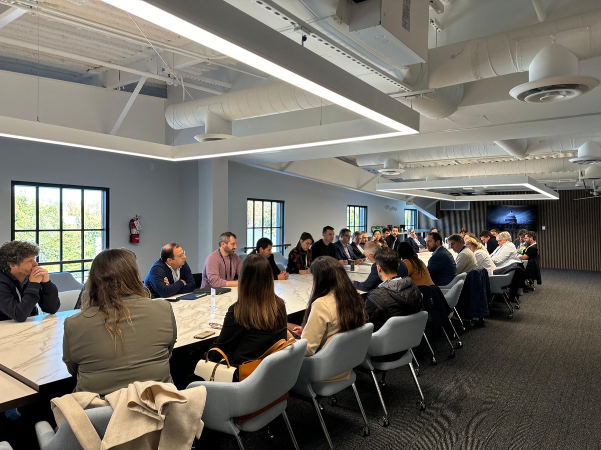 MIEM_Uruguay's tweet image. La ministra @FcardonaUy encabeza una delegación integrada por más de 30 empresas de @CutiUy y autoridades que visita Washington, EE. UU. 
Recorrieron @StationDC_HQ, un centro de innovación y networking para líderes del sector, inversionistas y responsables de políticas públicas.