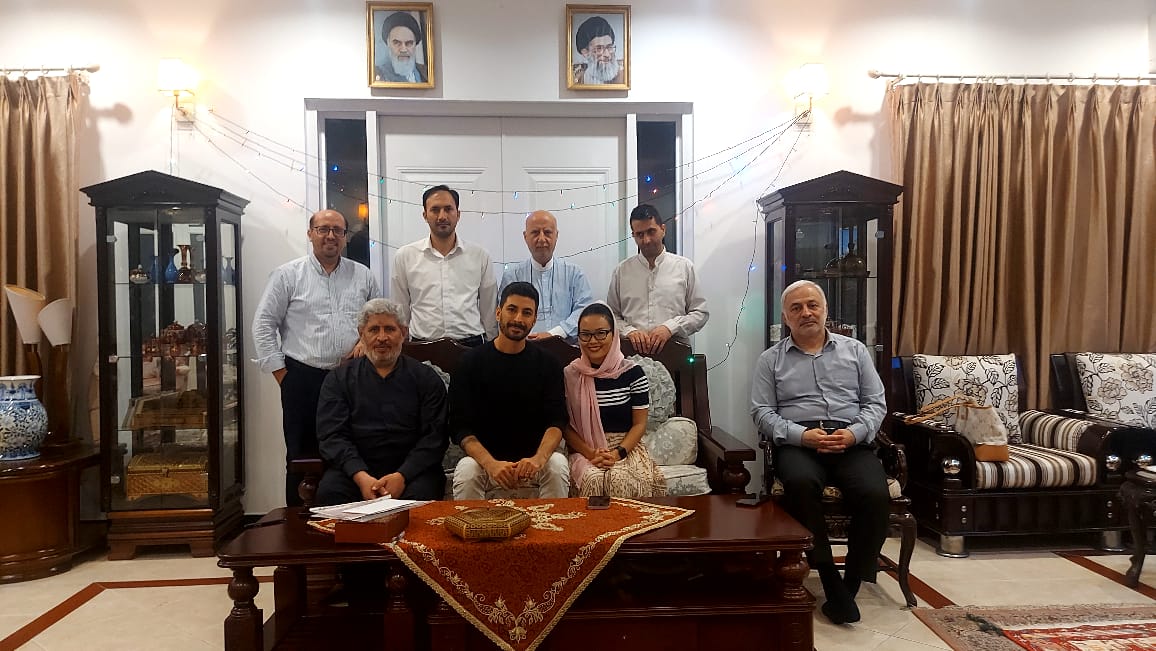 jalalzade_ir's tweet image. در ساعات پایانی حضورم در هانوی و به یُمن ولادت حضرت زینب(س)، خطبه عقد دائم یک زوج ایرانی _ویتنامی پس از تشرف به اسلامِ زوجه را قرائت کردم.
های و حمیدرضا آغاز زندگی مشترک خود را در سفارت 🇮🇷 جشن گرفتند.