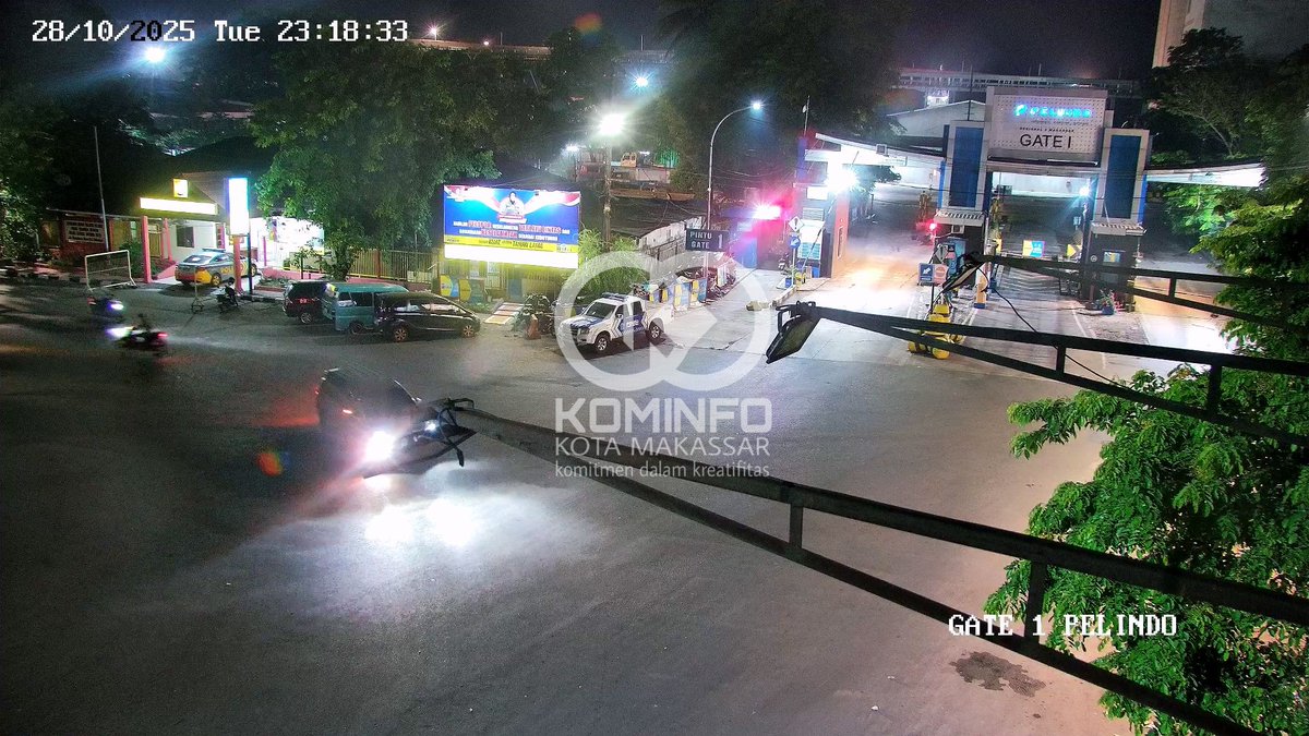 23:20 Sekitaran Gate 1 Pelindo terpantau ramai lancar. "Jangan ragu untuk istirahat jika merasa lelah." *rna #CCTVDiskominfoMKS #lalinmks