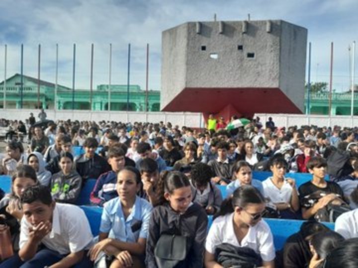 EACVJagueyG's tweet photo. Hoy la EACV, en Jornada Camilo-Che, rinde homenaje a Camilo Cienfuegos en un acto en su honor, "El Señor de la Vanguardia" y "El Héroe de Yaguajay". Una figura entrañable de la Revolución cubana, cuyo carisma y sonrisa franca le granjearon el cariño eterno del pueblo.#CamiloYChe https://t.co/iOfd5Ebe5K