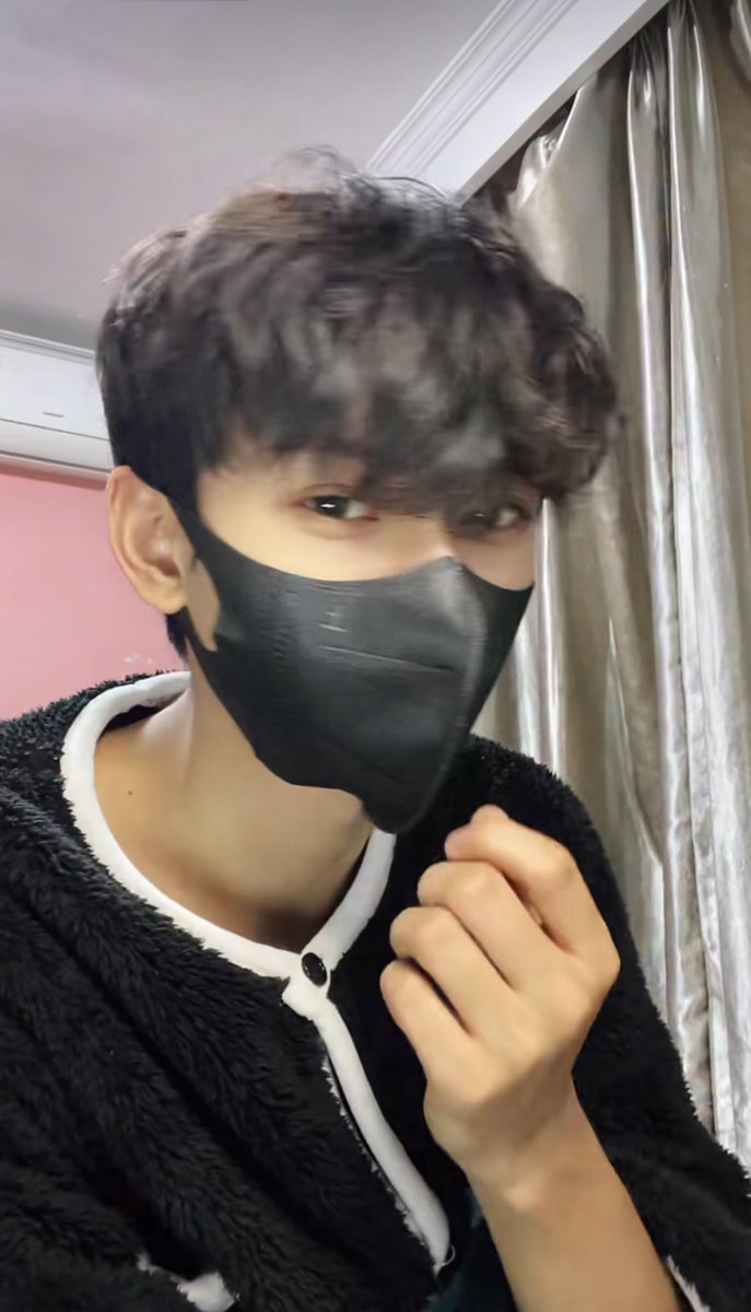 jayoon_0's tweet photo. リンシンルイくん、セブチのジュンに似てるって話題取り上げてくれてガチ神(映画の役で黒マスクつけてる) https://t.co/8VQWgwyZ7L