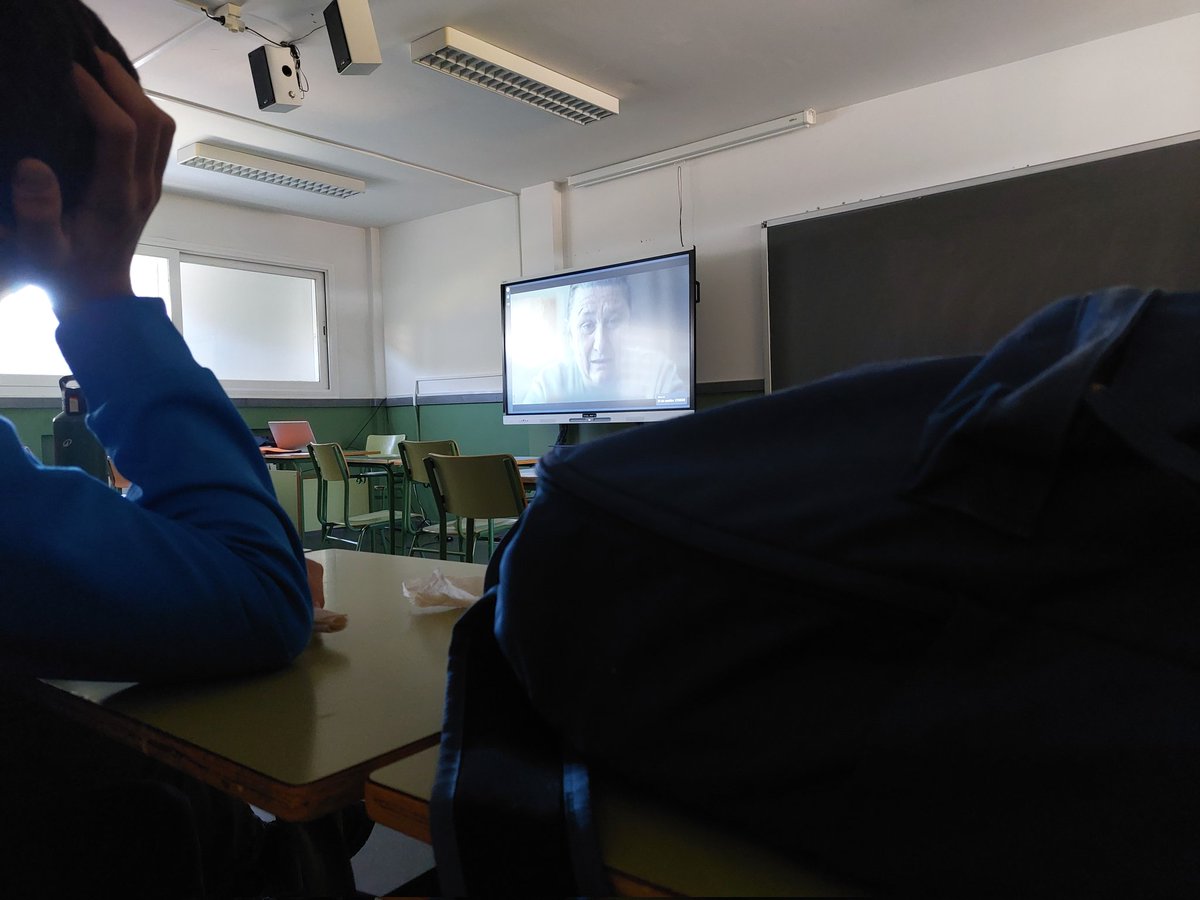 Educar también es enseñar a no mirar para otro lado. Alumn@s de bachillerato, esta vez en #IesLosolmos de #Albacete, han visto por primera vez un desahucio.
El aula es una trinchera más. #Enlosmárgenes
#Economía 
#Unafamiliaunavivienda
<a href="/olgarodriguezfr/">Olga Rodríguez Francisco ✍️</a> <a href="/JuanDiegoBotto/">Juan Diego Botto</a>