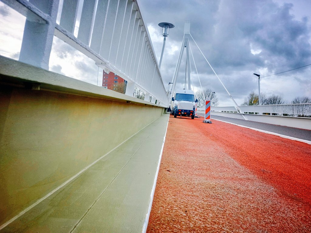 Beverwaard_Nu's tweet photo. De laatste loodjes aan de Cornelis van Beverenbrug zijn gaande. De conservering is bijna gereed vh "Kleine Zwaantje" op Rotterdam Zuid Oost die IJsselmonde met Beverwaard verbindt over de A16. Laatste delen worden gestraald, en dan nog een lik verf aanbrengen door @wijvanWEST https://t.co/eHKizSom3u