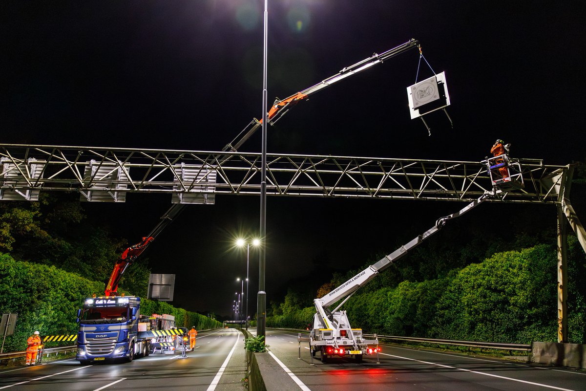 Deze weken vervangen we oude wegkantsystemen door nieuwe intelligente wegkantsystemen voor verkeerssignalering. Dit doen we op de A1 tussen de knooppunten Muiderberg en Eemnes. In dit artikel lees je meer over waarom we het doen en hoe het werk verloopt.👇 rijkswaterstaat.nl/nieuws/archief…