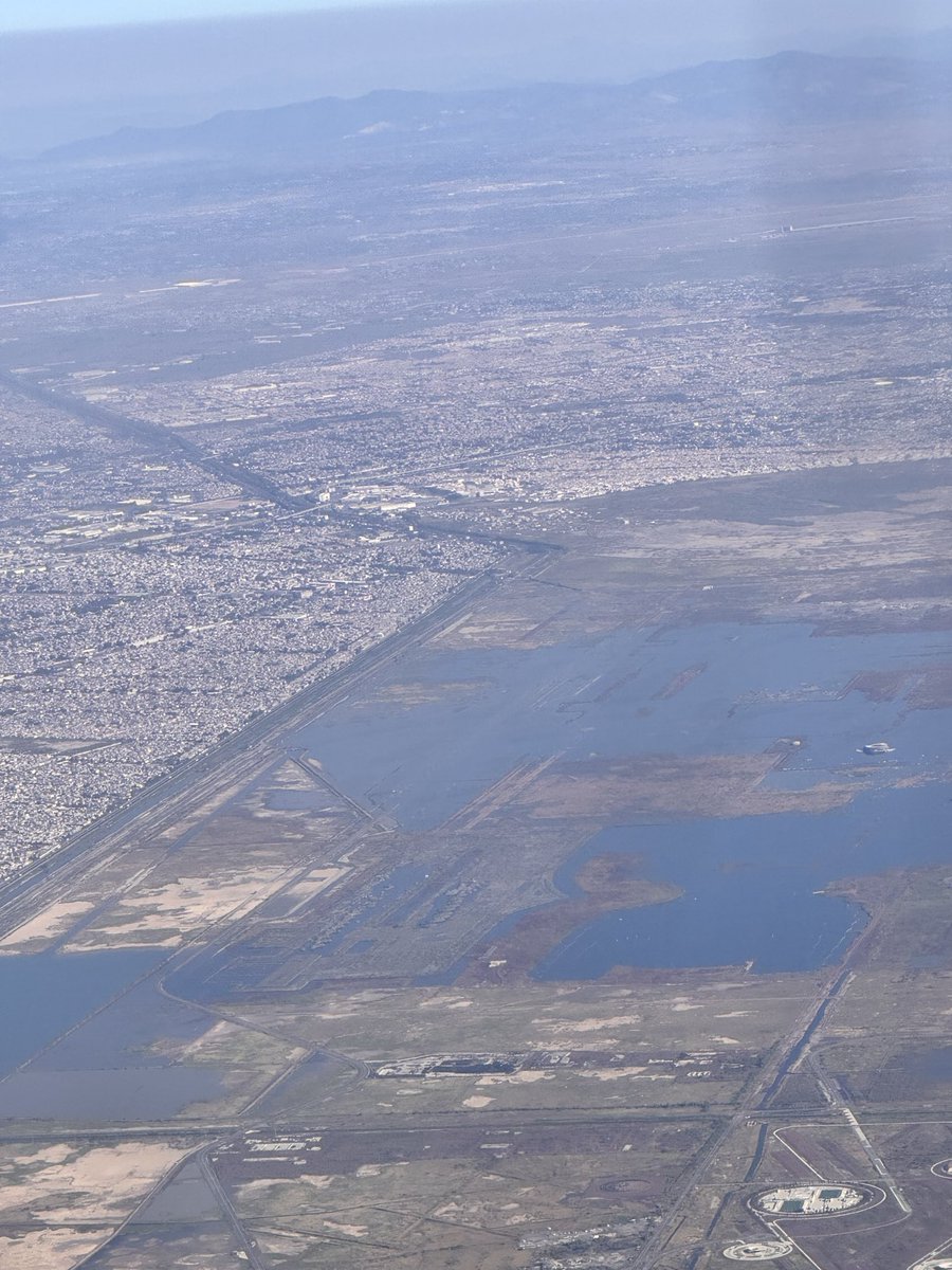 jgnaredo's tweet photo. El NAIM hoy está prácticamente cubierto de agua. Será lago.

Ese aeropuerto iba a costar carísimo, y además, su mantenimiento para evitar inundaciones habría significado un costo enorme que sería pagado por los usuarios.

Qué bueno que AMLO, con el apoyo del pueblo, lo canceló. https://t.co/1FqlBrbbo3