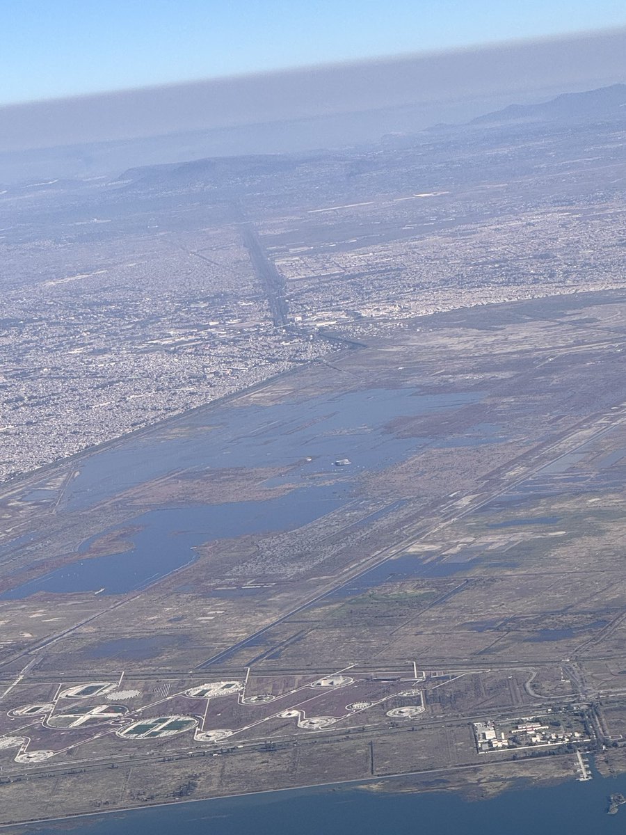 jgnaredo's tweet photo. El NAIM hoy está prácticamente cubierto de agua. Será lago.

Ese aeropuerto iba a costar carísimo, y además, su mantenimiento para evitar inundaciones habría significado un costo enorme que sería pagado por los usuarios.

Qué bueno que AMLO, con el apoyo del pueblo, lo canceló. https://t.co/1FqlBrbbo3
