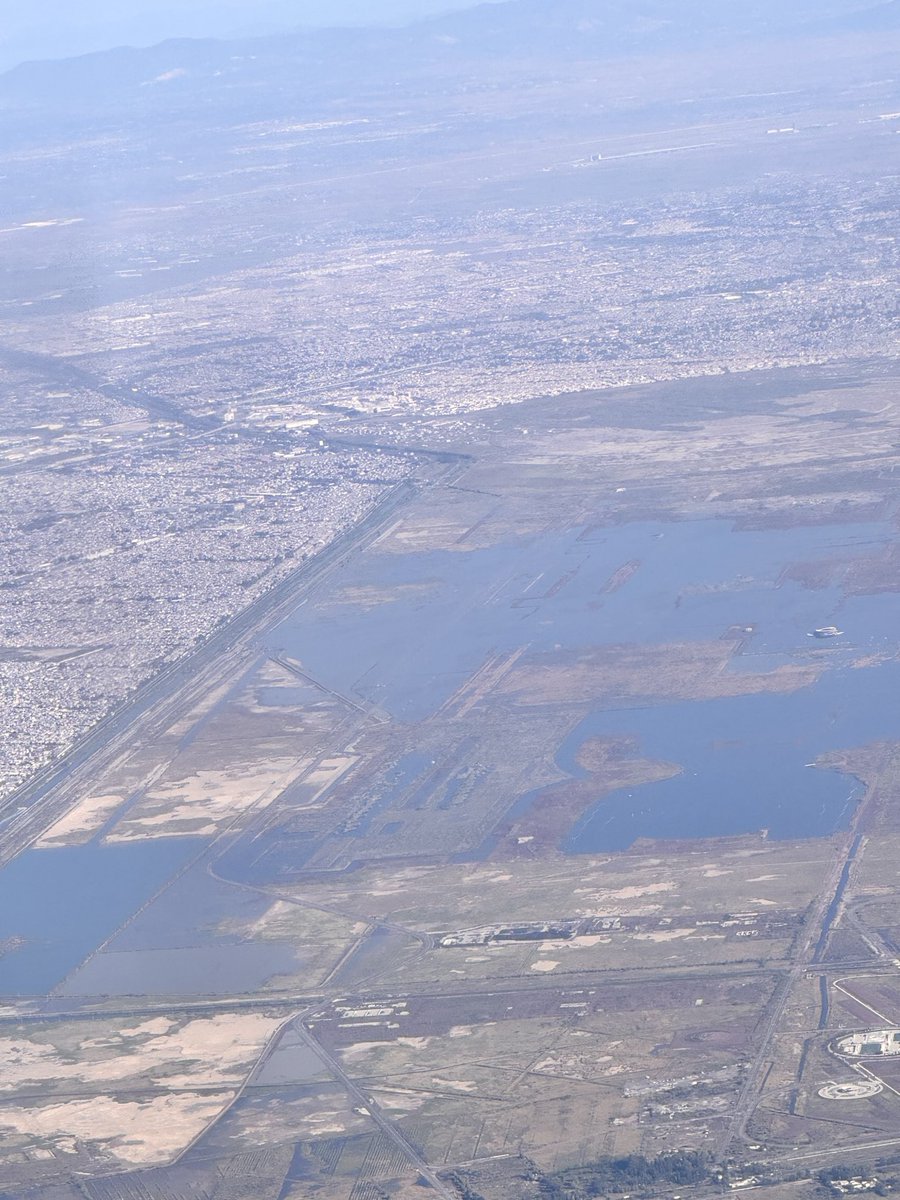 jgnaredo's tweet photo. El NAIM hoy está prácticamente cubierto de agua. Será lago.

Ese aeropuerto iba a costar carísimo, y además, su mantenimiento para evitar inundaciones habría significado un costo enorme que sería pagado por los usuarios.

Qué bueno que AMLO, con el apoyo del pueblo, lo canceló. https://t.co/1FqlBrbbo3