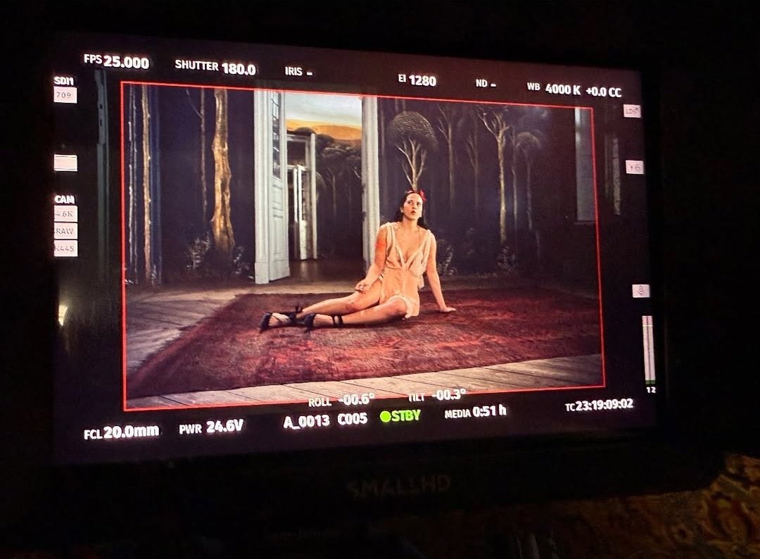 ROSALÍA nos bastidores de “Berghain”.