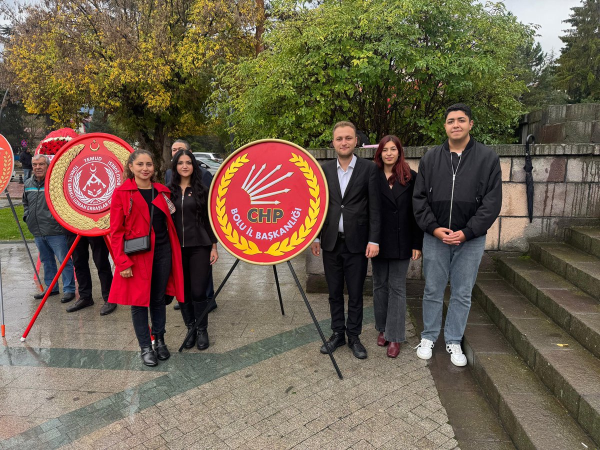 Bugün CHP Bolu Gençlik Kolları olarak, Cumhuriyetimizin yıl dönümünde büyük önderimiz Gazi Mustafa Kemal Atatürk’ün huzuruna, Anıtpark’taki büstüne çelengimizi sunduk.

Yaşasın Cumhuriyet, yaşasın gençlik!