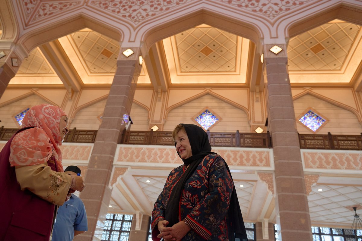 Delighted to visit the iconic Putra Mosque—a landmark of Malaysia’s Islamic heritage and architectural beauty. Beyond its spiritual role, it stands as a gathering place for community and a symbol of the country’s rich traditions. Grateful for the warm welcome. Terima kasih!