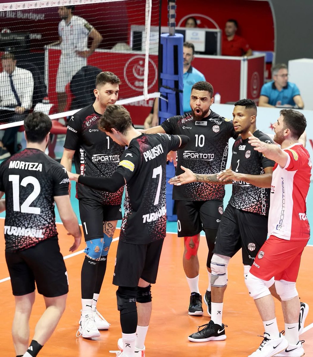 İstanbuk Gençlik, İBB'yi net bir skorla mağlup etti.

MS: 3-0
Setler: 23-25 | 22-25 | 19-25

En Skorer Oyuncular
🇷🇺Denislav Bardarov - 10 sayı
🇦🇷Luciano Palonsky - 19 sayı