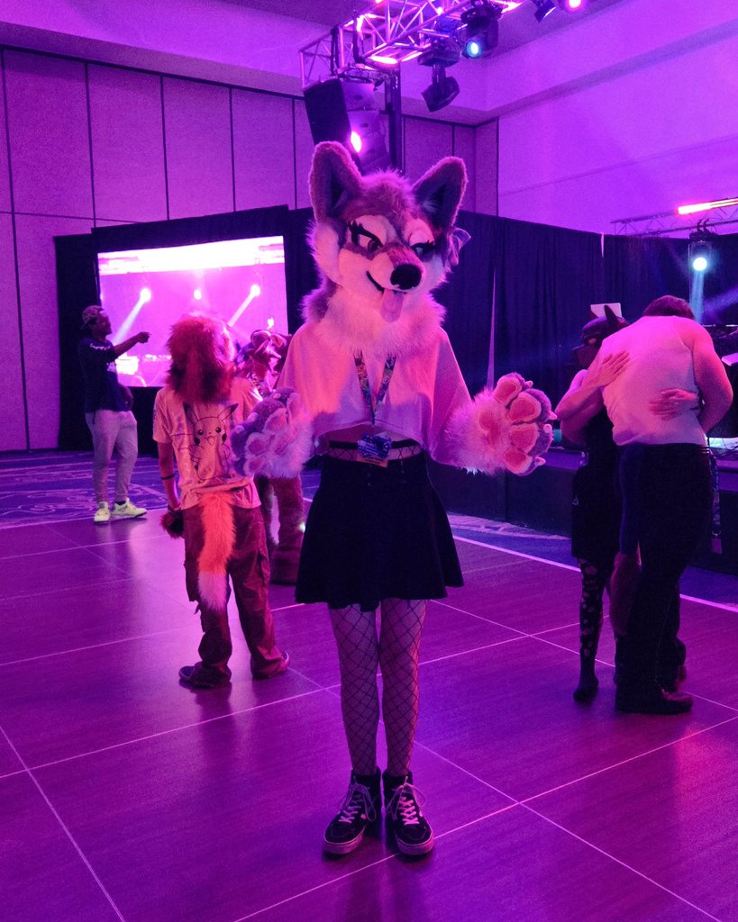 WDYM I'm suppose to dance on the dance floor?