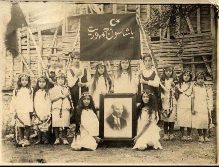 Yaşasın Cumhuriyet...

Halk iradesini hâkim kıllanlara minnetle.