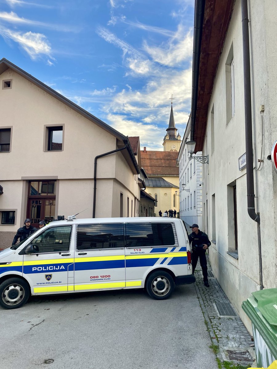 Novo mesto: Množice se zgrinjajo na Glavni trg, kjer se bo čez pol ure začel protestni shod. Policija je poti do mestne hiše, kamor prihaja vladna delegacija, hermetično zaprla. Zanimanje medijev je ogromno. <a href="/vecer/">Večer</a>