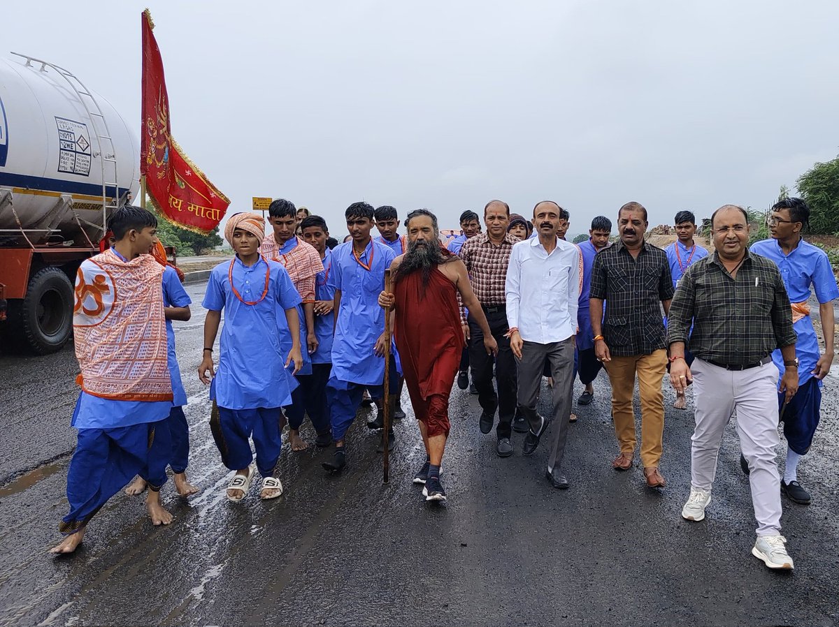 vikashrajgor's tweet image. પ.પુ સંધ્યાગીરી બાપુ વેદ વિધાલ્ય સામખીયારી ના અધ્યક્ષ પ.પુ ભગવંતગીરી ની પ્રેરણા સાથે સામખીયારી થી અંબાજી શક્તિપીઠ સાસંકૃતિક પદ યાત્રા મા બાપુ ની સાથે થોઙો પગલાં ચાલવાનું સૌભાગ્ય પ્રાપ્ત થયું