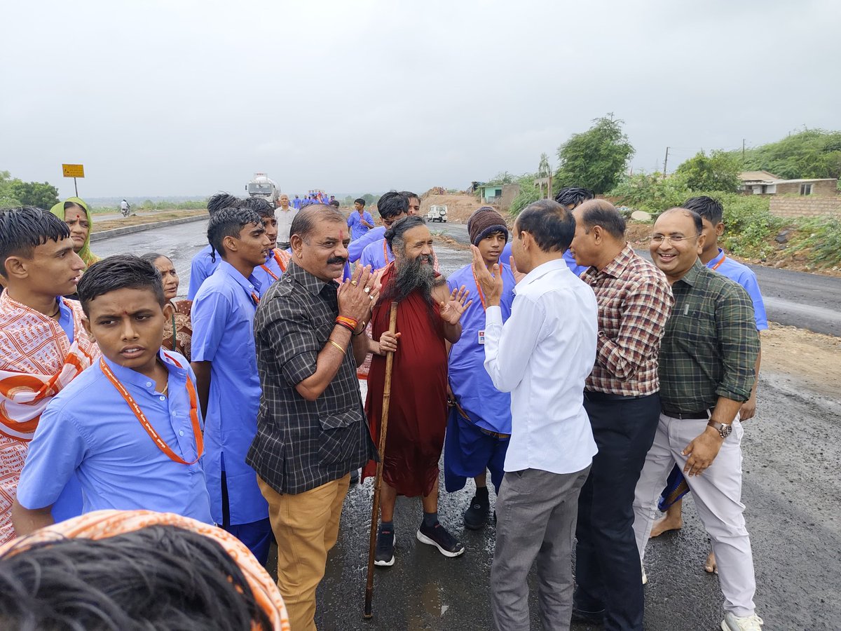 vikashrajgor's tweet image. પ.પુ સંધ્યાગીરી બાપુ વેદ વિધાલ્ય સામખીયારી ના અધ્યક્ષ પ.પુ ભગવંતગીરી ની પ્રેરણા સાથે સામખીયારી થી અંબાજી શક્તિપીઠ સાસંકૃતિક પદ યાત્રા મા બાપુ ની સાથે થોઙો પગલાં ચાલવાનું સૌભાગ્ય પ્રાપ્ત થયું